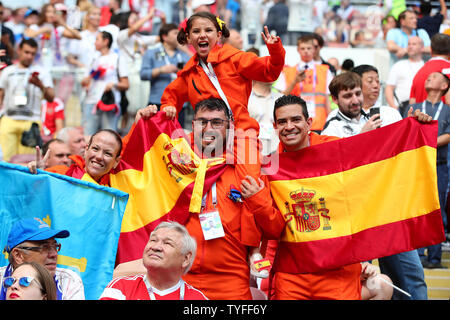 Espagne fans soutenir leur équipe lors de la Coupe du Monde FIFA 2018 ronde de 16 match au stade Luzhniki de Moscou, Russie le 1er juillet 2018. La Russie a battu l'Espagne 4-2 sur les pénalités pour se qualifier pour les quarts de finale. Photo de Chris Brunskill/UPI Banque D'Images