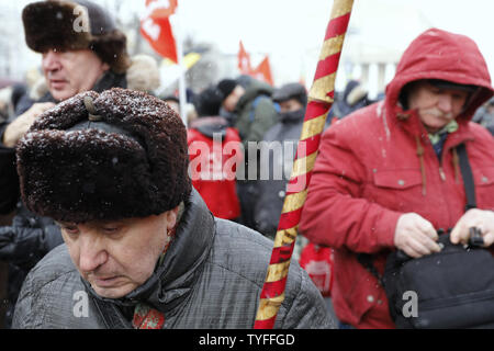 Les partisans de Pavel Grudinin, candidat du Parti communiste russe, rassemblement devant le Grand Théâtre de Moscou pour des élections équitables le 10 mars 2018. Grudinin est considéré comme candidat présidentiel principal derrière Vladimir Poutine. Photo par Yuri Gripas/UPI Banque D'Images