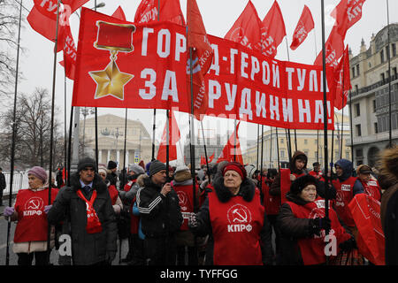 Les partisans de Pavel Grudinin, candidat du Parti communiste russe, rassemblement devant le Grand Théâtre de Moscou pour des élections équitables le 10 mars 2018. Grudinin est considéré comme candidat présidentiel principal derrière Vladimir Poutine. Photo par Yuri Gripas/UPI Banque D'Images