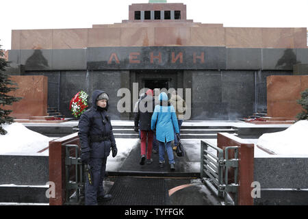 Les visiteurs pénètrent dans le mausolée de l'Etat soviétique Vladimir Lénine fondateur à la place Rouge à Moscou le 10 mars 2018. Photo par Yuri Gripas/UPI Banque D'Images