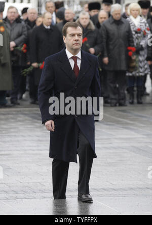 Le président russe Dmitri Medvedev arrive à une cérémonie à la lumière la flamme éternelle sur la Tombe du Soldat inconnu à l'extérieur du Kremlin à Moscou le 23 février 2010. La flamme éternelle a été temporairement déplacée pour trois mois au cours de constructions de la Tombe du Soldat inconnu et ralluma aujourd'hui pour marquer le défenseur de la patrie Jour en Russie. UPI/Alexander Natin Banque D'Images