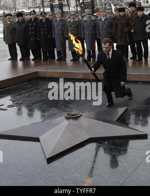 Le président russe Dmitri Medvedev s'allume la flamme éternelle sur la Tombe du Soldat inconnu à l'extérieur du Kremlin à Moscou le 23 février 2010. La flamme éternelle a été temporairement déplacée pour trois mois au cours de constructions de la Tombe du Soldat inconnu et ralluma aujourd'hui pour marquer le défenseur de la patrie Jour en Russie. UPI/Alexander Natin Banque D'Images