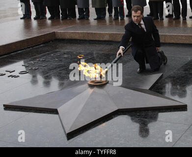 Le président russe Dmitri Medvedev s'allume la flamme éternelle sur la Tombe du Soldat inconnu à l'extérieur du Kremlin à Moscou le 23 février 2010. La flamme éternelle a été temporairement déplacée pour trois mois au cours de constructions de la Tombe du Soldat inconnu et ralluma aujourd'hui pour marquer le défenseur de la patrie Jour en Russie. UPI/Alexander Natin Banque D'Images