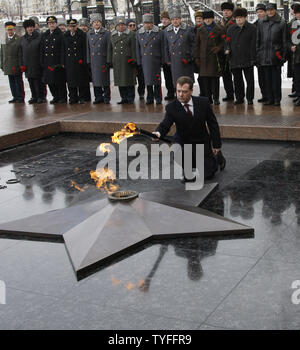 Le président russe Dmitri Medvedev s'allume la flamme éternelle sur la Tombe du Soldat inconnu à l'extérieur du Kremlin à Moscou le 23 février 2010. La flamme éternelle a été temporairement déplacée pour trois mois au cours de constructions de la Tombe du Soldat inconnu et ralluma aujourd'hui pour marquer le défenseur de la patrie Jour en Russie. UPI/Alexander Natin Banque D'Images