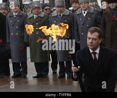 Le président russe Dmitri Medvedev s'allume la flamme éternelle sur la Tombe du Soldat inconnu à l'extérieur du Kremlin à Moscou le 23 février 2010. La flamme éternelle a été temporairement déplacée pour trois mois au cours de constructions de la Tombe du Soldat inconnu et ralluma aujourd'hui pour marquer le défenseur de la patrie Jour en Russie. UPI/Alexander Natin Banque D'Images