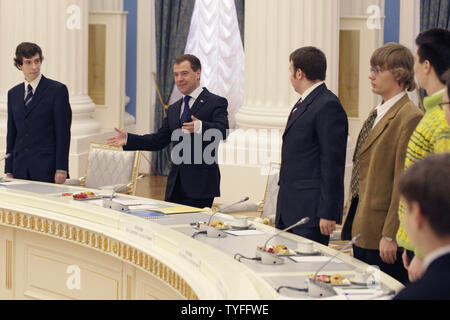 Le président russe Dmitri Medvedev se félicite de l'élection présidentielle et du prix bourse-élèves gagnants dans le Kremlin à Moscou le 18 mars 2010. UPI/Alex Natin. Banque D'Images