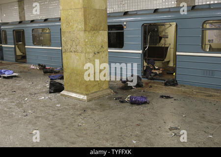 Corps sont observés après un attentat suicide qui visait à la station de métro Park Kultury à Moscou le 29 mars 2010. Deux femmes kamikazes ont tué au moins 38 personnes et blessé beaucoup sur deux trains de métro de Moscou à l'heure de pointe du matin le lundi. UPI/Alex Natin Banque D'Images