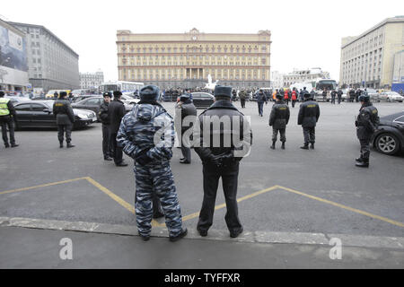 Les agents de police anti-émeute russe montent la garde près de la sortie de la station de métro Lubyanka en face du siège du gouvernement fédéral des services de sécurité (ex-KGB) à Moscou le 29 mars 2010. Deux femmes kamikazes ont tué au moins 38 personnes et blessé beaucoup au parc Kultury Loubianka et stations de métro à l'heure de pointe du matin le lundi. UPI/Alex Natin Banque D'Images