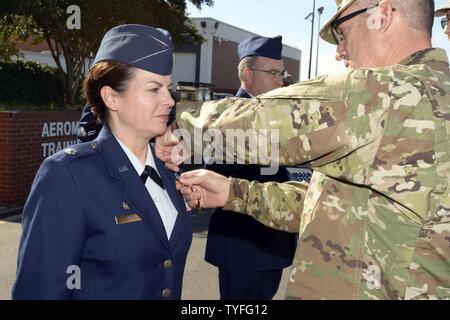 Le général de l'armée américaine Greg Lusk (droite), adjudant général de la Caroline du Nord, le Lieutenant-colonel prix Lisa Kirk (à gauche), commandant de la 145e Groupe de soutien de mission, avec la Médaille du service méritoire au cours d'une formation tenue à la rampe de la Caroline du Nord, de la base de la Garde nationale aérienne de l'Aéroport International de Charlotte Douglas, le 6 novembre 2016. Kirk a reçu le prix pour son service en tant que commandant adjoint lors d'un déploiement à l'aérodrome de Bagram, en Afghanistan. Banque D'Images