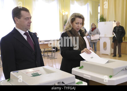 Le président russe Dmitri Medvedev a l'air en tant que première dame Svetlana jette son vote à un bureau de scrutin à Moscou lors d'une élection présidentielle, le 4 mars 2012. UPI Banque D'Images
