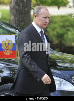 Le président russe Vladimir Poutine assiste à une cérémonie de dépôt de gerbes sur la Tombe du Soldat inconnu à la veille de la fête de la victoire à Moscou le 8 mai 2012. UPI Banque D'Images