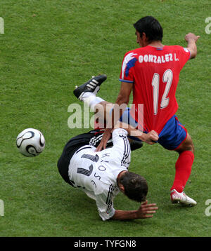 L'Allemagne Miroslav Klose (11) s'empare de l'jersey du Costa Rica's Leonardo Gonzales (12) qu'il tombe dans l'action de la Coupe du Monde de football à Munich, Allemagne, le 9 juin 2006. L'Allemagne a battu le Costa Rica 4-2. (Photo d'UPI/Arthur Thill) Banque D'Images