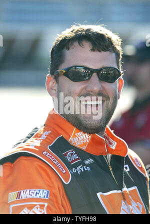 Tony Stewart pilote de voiture de course de qualification pour le métro montres 500 course de NASCAR à Martinsville Speedway à Martinsville, Virginie le 20 octobre 2006. (Photo d'UPI/Nell Redmond) Banque D'Images