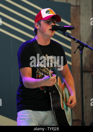 Artiste de musique country Travis Denning effectue pendant le CMA Music Festival à Nashville le 14 juin 2015. Photo de John Sommers II/UPI Banque D'Images