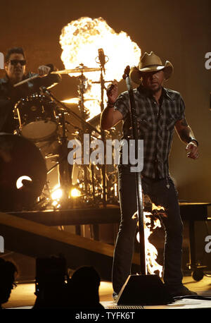 Jason Aldean fonctionne à la 49e Assemblée CMA Awards à Nashville, TN le 4 novembre, 2015 Photo de John Angelillo/UPI Banque D'Images