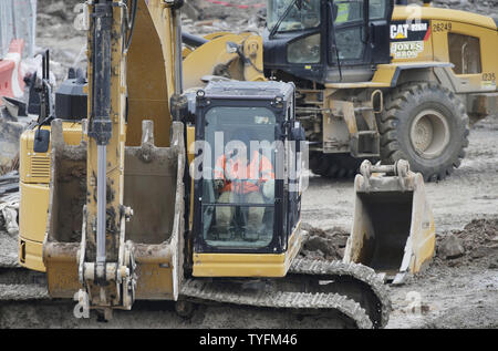 Les travailleurs sont occupés sur un chantier de construction dans les chantiers de Nashville, le 14 novembre 2018 à Nashville, Tennessee. Qu'Amazon a annoncé son deuxième siège sera situé à New York City et le nord de la Virginie, le géant de l'e-commerce a également annoncé qu'elle investira 230 millions de dollars à Nashville et l'ajout de 5 000 emplois à un site de nouvelles opérations. Le nouveau site Amazon sera situé à Nashville de triage, situé au centre-ville. Les Chantiers de Nashville site comprend également des plans pour un énorme complexe d'hôtels, boutiques, restaurants, appartements, bureaux et un 1,3 acres. Photo de John Angelillo/UPI Banque D'Images