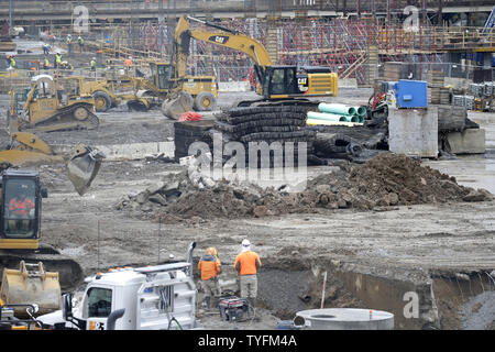 Les travailleurs sont occupés sur un chantier de construction dans les chantiers de Nashville, le 14 novembre 2018 à Nashville, Tennessee. Qu'Amazon a annoncé son deuxième siège sera situé à New York City et le nord de la Virginie, le géant de l'e-commerce a également annoncé qu'elle investira 230 millions de dollars à Nashville et l'ajout de 5 000 emplois à un site de nouvelles opérations. Le nouveau site Amazon sera situé à Nashville de triage, situé au centre-ville. Les Chantiers de Nashville site comprend également des plans pour un énorme complexe d'hôtels, boutiques, restaurants, appartements, bureaux et un 1,3 acres. Photo de John Angelillo/UPI Banque D'Images