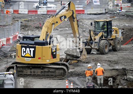 Les travailleurs sont occupés sur un chantier de construction dans les chantiers de Nashville, le 14 novembre 2018 à Nashville, Tennessee. Qu'Amazon a annoncé son deuxième siège sera situé à New York City et le nord de la Virginie, le géant de l'e-commerce a également annoncé qu'elle investira 230 millions de dollars à Nashville et l'ajout de 5 000 emplois à un site de nouvelles opérations. Le nouveau site Amazon sera situé à Nashville de triage, situé au centre-ville. Les Chantiers de Nashville site comprend également des plans pour un énorme complexe d'hôtels, boutiques, restaurants, appartements, bureaux et un 1,3 acres. Photo de John Angelillo/UPI Banque D'Images