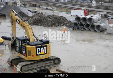 Les travailleurs sont occupés sur un chantier de construction dans les chantiers de Nashville, le 14 novembre 2018 à Nashville, Tennessee. Qu'Amazon a annoncé son deuxième siège sera situé à New York City et le nord de la Virginie, le géant de l'e-commerce a également annoncé qu'elle investira 230 millions de dollars à Nashville et l'ajout de 5 000 emplois à un site de nouvelles opérations. Le nouveau site Amazon sera situé à Nashville de triage, situé au centre-ville. Les Chantiers de Nashville site comprend également des plans pour un énorme complexe d'hôtels, boutiques, restaurants, appartements, bureaux et un 1,3 acres. Photo de John Angelillo/UPI Banque D'Images