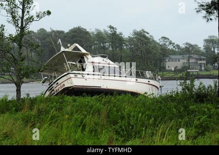 L'ouragan Irene frappe la côte NC et cause divers types de dommages aux bâtiments, maisons, bateaux et le 27 août 2011. L'ouragan Irene a été une tempête de catégorie 2 lorsqu'il a frappé juste à l'est de Morehead City, Caroline du Nord. Banque D'Images