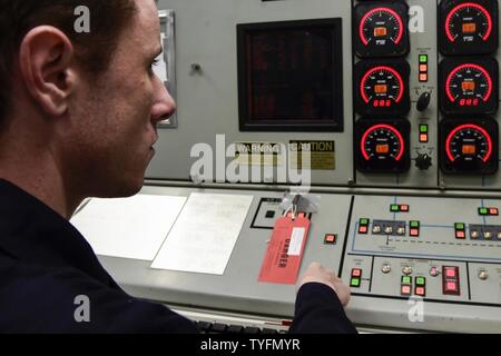 Mer (nov. 6, 2016) Maître de 1re classe Craig Crippen de Vancouver, Washington, effectue un test d'alarme dans le poste de contrôle central à bord de l'USS Ross (DDG 71) Le 6 novembre 2016. Ross, une classe Arleigh Burke destroyer lance-missiles, l'avant-déployé à Rota, Espagne, mène des opérations navales dans la sixième flotte américaine zone d'opérations à l'appui de la sécurité nationale des États-Unis en Europe et en Afrique. Banque D'Images