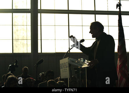 Le candidat présidentiel républicain Ron Paul prend la parole à un rassemblement à l'aéroport de Nashua Nashua, New Hampshire le 6 janvier 2012. Paul fait campagne avant les primaires du New Hampshire qui aura lieu le 10 janvier. UPI/Kevin Dietsch Banque D'Images