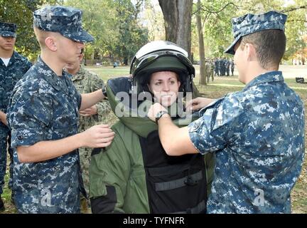 NASHVILLE, Tenn. 4, 2016) l'Université Vanderbilt Naval Reserve Officers Training Corps (NROTC) aspirant de 2e classe, Maddie Hoffman est "adapté" dans un dossier obstétrical9 combinaison antibombe par l'aspirant de 4e classe Alex McLaren, droite, et l'Aspirant de 3 classe Nicholas sur le campus Piccioli Vanderbilt. NROTC Vanderbilt a accueilli une des explosifs et des munitions (NEM) "Exposition exceptionnelle" week-end pour plus de 40 aspirants de NROTC à partir d'unités partout dans le pays. Banque D'Images