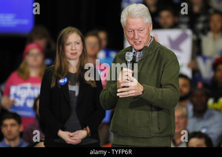 L'ancien Président des États-Unis Bill Clinton (R) et sa fille Chelsea Clinton s'attaquer l'auditoire lors d'un rassemblement pour le candidat démocrate, Hillary Clinton à Alvirne High School à Hudson, New Hampshire le 8 février 2016. L'événement est Hillary Clinton's hauteur finale aux électeurs potentiels avant les primaires du New Hampshire mardi. Photo de Matthew Healey/UPI Banque D'Images