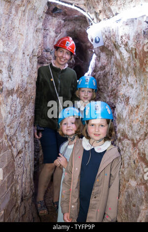 Mère / Mère et enfants à Exeter's des passages souterrains et des tunnels, destination intéressante en famille de ces anciennes couper et couvrir de tunnel. Exeter. Royaume-uni (109) Banque D'Images