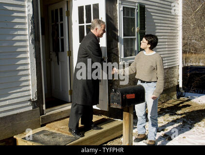 Le candidat démocrate à Gov. Howard Dean merci Melissa Malouin de l'avoir invité, entre sa maison, alors qu'il faisait campagne porte-à-porte, d'obtenir son message et encourager le soutien, avec seulement trois jours jusqu'à ce que le New Hampshire primaires, samedi 24 janvier 2004, Dover (UPI Photo / Steven E. Frischling ) Banque D'Images