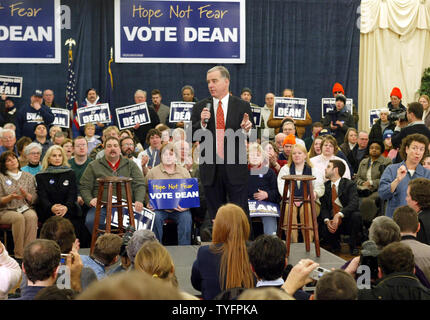 Le candidat démocrate à Gov. Howard Dean s'adresse à un groupe de partisans qu'il entre dans une Rencontrez le candidat, Petit-déjeuner à l'hôtel Crown Plaza, avec seulement un jour jusqu'à ce que le New Hampshire primaires, Dimanche, Janvier 25, 2004, Nashua, N.H. , USA (UPI Photo / Steven E. Frischling) Banque D'Images