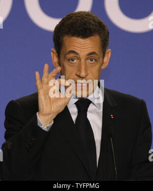 Le président français Nicolas Sarkozy au cours des gestes d'une conférence de presse conjointe avec le président russe Dmitri Medvedev après leur réunion au cours du sommet UE-Russie à Nice, Côte d'Azur, le 14 novembre 2008. M. Sarkozy a appelé la Russie et les États-Unis à cesser de menacer les uns les autres avec des missiles et des boucliers humains vendredi et a appelé à des discussions sur l'avenir de l'Europe de la sécurité. (Photo d'UPI/Anatoli Zhdanov) Banque D'Images