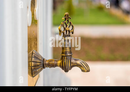 Close up d'un antique robinet turc dans le jardin. Historique ancienne, d'un robinet d'eau sur le mur. Banque D'Images