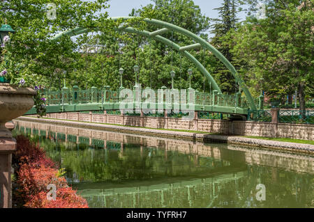 Vue romantique de la rivière Porsuk avec pont à Eskisehir, Turquie. Eskisehir est une ville moderne au centre de l'Anatolie. Banque D'Images