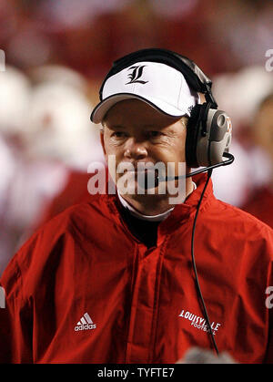 L'entraîneur-chef Louisville Bobby Petrino promenades l'écart au cours du premier trimestre à la Rutgers Stadium à East Piscataway, New Jersey le 9 novembre 2006. Rutgers Scarlet Knights invaincues invaincues hôte Louisville Cardinals dans une grande épreuve de l'Est. (Photo d'UPI/John Angelillo) Banque D'Images