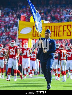 Le capitaine Fabian Tafuna, 22e Escadre de ravitaillement en vol, de l'aumônier porte le drapeau de l'Armée de l'air à l'avant un match de football Chiefs de Kansas City en l'honneur des anciens combattants 6 novembre 2016, jour, Arrowhead Stadium, Mo. Avant de rejoindre l'Armée de l'air, Tafuna joué au football comme à l'arrière de l'Université d'État de Weber, Utah. Banque D'Images