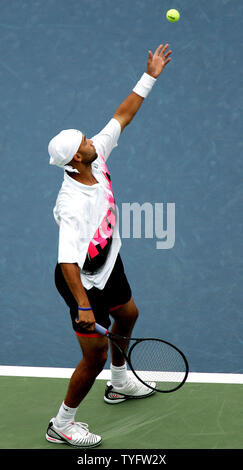 James Blake (USA), qui est classé cinquième, sert la balle à Teimuraz Gabashvili de la Russie au cours de leur match à l'US Open s'est tenue à l'USTA Billie Jean King National Tennis Center le 1 septembre 2006 à New York.(Photo UPI/Monika Graff) Banque D'Images