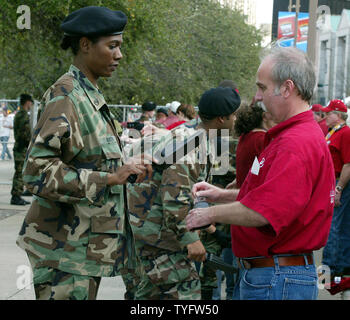 La Garde nationale de la Louisiane recherche fans qu'ils arrivent à la Louisiana Superdome pour le Nokia Sugar Bowl Le 4 janvier 2004 à La Nouvelle-Orléans. L'Université d'Oklahoma et Louisiana State University sont en réunion le sucrier. (Photo d'UPI/A.J. Sisco) Banque D'Images