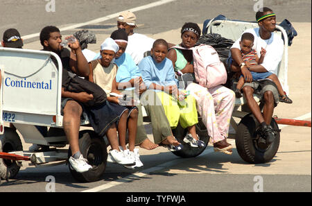 L'ouragan Katrina, les réfugiés de la Nouvelle Orléans arrivée à l'aéroport de La Nouvelle-Orléans avec leurs affaires le 4 septembre 2005. Bien que la plupart des personnes déplacées ont été évacués de la zone sèche de la ville, des centaines qui restent dans les zones continuent d'être secourus par hélicoptère et par bateau. (Photo d'UPI/Roger L. Wollenberg) Banque D'Images