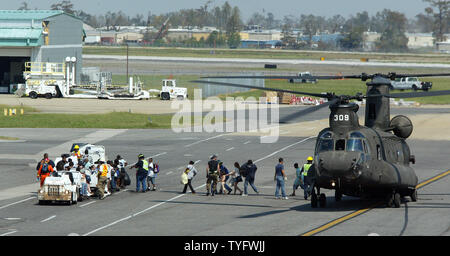 L'ouragan Katrina, les réfugiés de la Nouvelle Orléans arrivée à l'aéroport de La Nouvelle-Orléans avec leurs affaires le 4 septembre 2005. Bien que la plupart des personnes déplacées ont été évacués de la zone sèche de la ville, des centaines qui restent dans les zones continuent d'être secourus par hélicoptère et par bateau. (Photo d'UPI/A.J. Sisco) Banque D'Images