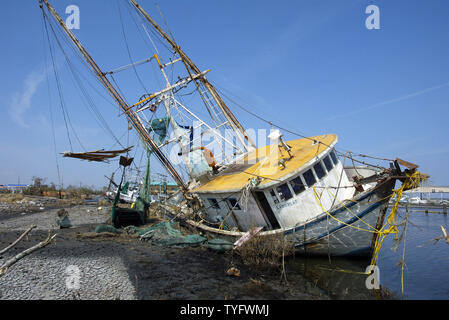 Bateaux de crevettes basée à Saint Bernard Parish, Louisiane, juste à l'est de la Nouvelle Orléans, sont vus le 9 septembre 2005, après qu'ils ont été endommagés par l'ouragan Katrina et les inondations subesquent. Les conséquences économiques de la catastrophe seront dans les milliards. (Photo d'UPI/A.J. Sisco) Banque D'Images
