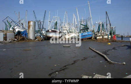 Bateaux de crevettes basée à Saint Bernard Parish, Louisiane, juste à l'est de la Nouvelle Orléans, sont vus le 9 septembre 2005, après qu'ils ont été endommagés par l'ouragan Katrina et les inondations subesquent. Les conséquences économiques de la catastrophe seront dans les milliards. (Photo d'UPI/A.J. Sisco) Banque D'Images