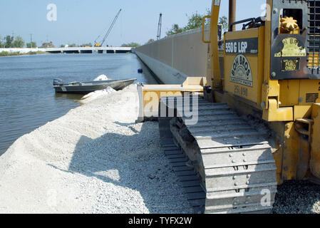 La dix-septième de digue canal Street qui a fait place au cours de l'ouragan Katrina le mois dernier, est renforcée en prévision de l'ouragan Rita sur Septembre 21, 2005 à New Orleans, LA. (UPI Photo/ A.J. Sisco) Banque D'Images