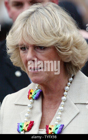 Camilla, Duchesse de Cornouailles, épouse du Prince Charles, vêtu de perles Mardi Gras, des visites de l'Académie de la Cathédrale de La Nouvelle-Orléans' Quartier Français Vendredi, 4 novembre 2005. Le Prince et son épouse ont visité un quartier inondé par l'ouragan Katrina et arrêtée par la petite école catholique, dont de nombreux élèves transférés d'autres écoles endommagées dans l'inondation. (Photo d'UPI/A.J. Sisco) Banque D'Images