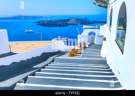 Santorin, Grèce l'architecture des maisons blanches, des hôtels avec vue sur la caldeira et sur la mer bleu fleur fleurs en île célèbre