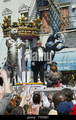 Larry A. Hammond, le roi zoulou, rouleaux à travers la Nouvelle Orléans sur Mardi Gras, le 28 février 2006. L'principalement Afro-américains krewe a changé d'itinéraire cette année parce que son chemin à travers les quartiers qui sont encore vides et dévasté. Six mois après l'effondrement des digues à la suite de l'ouragan Katrina, les inondations 80 pour cent de la ville, plus petite mais une foule enthousiaste s'est avéré dans le temps chaud et ensoleillé pour profiter de la fête annuelle le mardi gras. (Photo d'UPI/A.J. Sisco) Banque D'Images