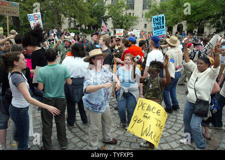 Des manifestants anti-guerre se rassemblent pour protester contre l'invasion de l'Iraq de plomb dans le quartier français de la Nouvelle Orléans, le 19 mars 2006. Le troisième anniversaire de la guerre menée par les Américains en Irak- a attiré des dizaines de milliers de manifestants à travers le monde avec beaucoup de chant 'Stop à la guerre" et appelant au retrait des troupes. (Photo d'UPI/A.J. Sisco) Banque D'Images