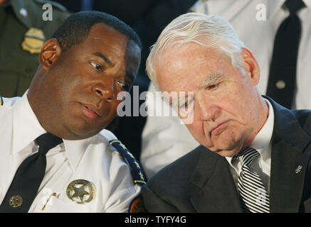 Surintendant de la Police de la Nouvelle-Orléans, Warren Riley et Donald E. Powell, coordinateur fédéral de la reconstruction de la côte du golfe du chat lors d'une conférence de presse pour Alberto Gonzales au Port de La Nouvelle Orléans après Gonzales a rencontré des responsables de l'application de la loi à la Nouvelle Orléans le 21 août 2006. L'augmentation de la criminalité a englouti le domaine à la suite de l'ouragan Katrina, incitant Gov. Kathleen Blanco pour déployer la Garde nationale à patrouiller les rues de la ville. (Photo d'UPI/A.J. Sisco) Banque D'Images