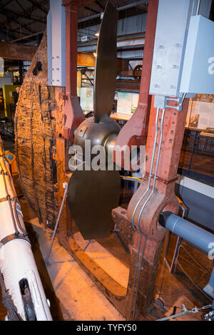 La gouverne de direction, cadre de levage et de l'hélice à l'intérieur du SS Great Britain de Brunel au Musée de l'arsenal des navires à vapeur à Bristol. UK. Soulever l'hélice était un 1857 modification pour l'efficacité énergétique dans l'eau quand la voile sous la puissance du vent. Le cadre de levage a été déposé pour prendre le bateau à son état d'origine. (109) Banque D'Images