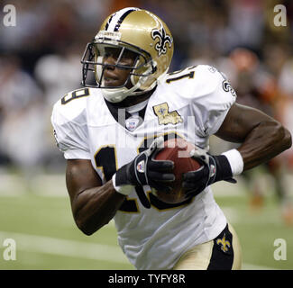 New Orleans Saints receveur Devery Henderson (19) prend un abonnement pour 44 Drew Brees-yards au cours du deuxième trimestre contre les Bengals de Cincinnati au Louisiana Superdome à la Nouvelle Orléans le 19 novembre 2006. (Photo d'UPI/A.J. Sisco) Banque D'Images